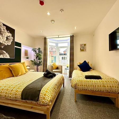 Massive New 8 Bedroom House Sleeps Up To 21 - Accepts Groups - Great Location - Free Parking - Fast Wifi - Smart Tvs - Sleeps Up To 21 People - Close To Bournemouth & Poole Town Centre & Sandbanks 외부 사진