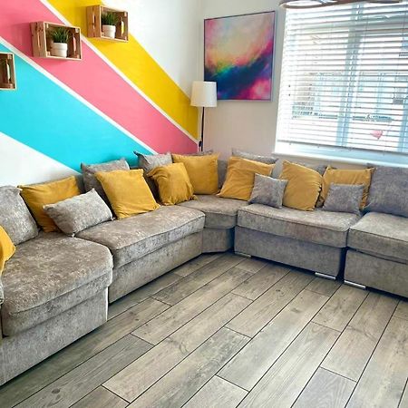 Massive New 8 Bedroom House Sleeps Up To 21 - Accepts Groups - Great Location - Free Parking - Fast Wifi - Smart Tvs - Sleeps Up To 21 People - Close To Bournemouth & Poole Town Centre & Sandbanks 외부 사진