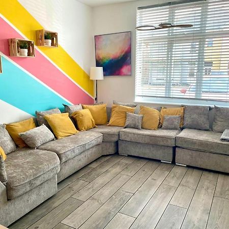 Massive New 8 Bedroom House Sleeps Up To 21 - Accepts Groups - Great Location - Free Parking - Fast Wifi - Smart Tvs - Sleeps Up To 21 People - Close To Bournemouth & Poole Town Centre & Sandbanks 외부 사진