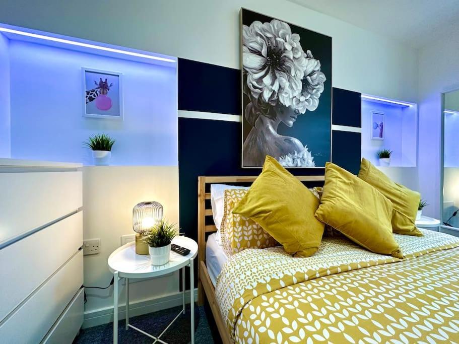 Massive New 8 Bedroom House Sleeps Up To 21 - Accepts Groups - Great Location - Free Parking - Fast Wifi - Smart Tvs - Sleeps Up To 21 People - Close To Bournemouth & Poole Town Centre & Sandbanks 외부 사진