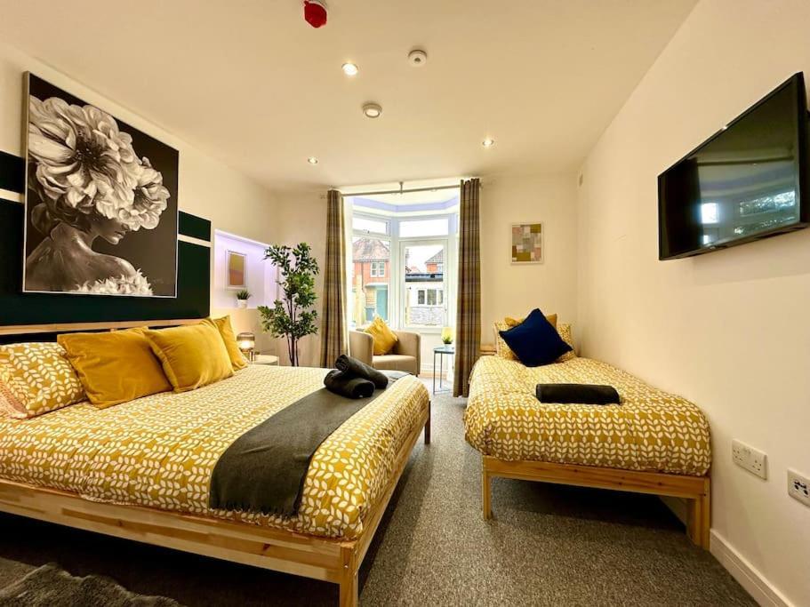 Massive New 8 Bedroom House Sleeps Up To 21 - Accepts Groups - Great Location - Free Parking - Fast Wifi - Smart Tvs - Sleeps Up To 21 People - Close To Bournemouth & Poole Town Centre & Sandbanks 외부 사진