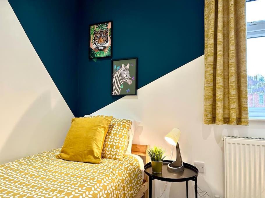 Massive New 8 Bedroom House Sleeps Up To 21 - Accepts Groups - Great Location - Free Parking - Fast Wifi - Smart Tvs - Sleeps Up To 21 People - Close To Bournemouth & Poole Town Centre & Sandbanks 외부 사진
