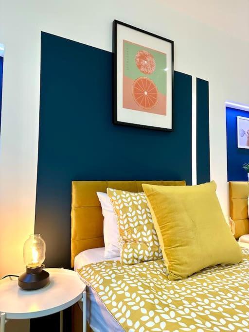 Massive New 8 Bedroom House Sleeps Up To 21 - Accepts Groups - Great Location - Free Parking - Fast Wifi - Smart Tvs - Sleeps Up To 21 People - Close To Bournemouth & Poole Town Centre & Sandbanks 외부 사진