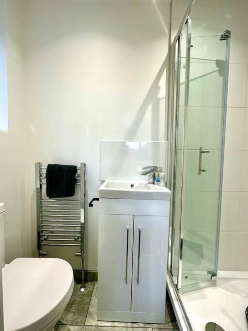 Massive New 8 Bedroom House Sleeps Up To 21 - Accepts Groups - Great Location - Free Parking - Fast Wifi - Smart Tvs - Sleeps Up To 21 People - Close To Bournemouth & Poole Town Centre & Sandbanks 외부 사진
