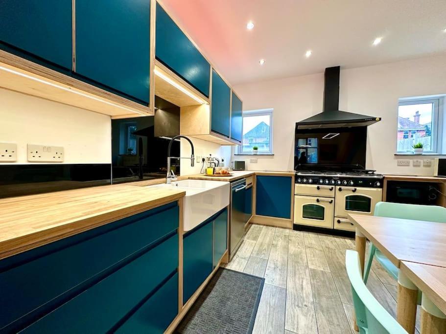 Massive New 8 Bedroom House Sleeps Up To 21 - Accepts Groups - Great Location - Free Parking - Fast Wifi - Smart Tvs - Sleeps Up To 21 People - Close To Bournemouth & Poole Town Centre & Sandbanks 외부 사진