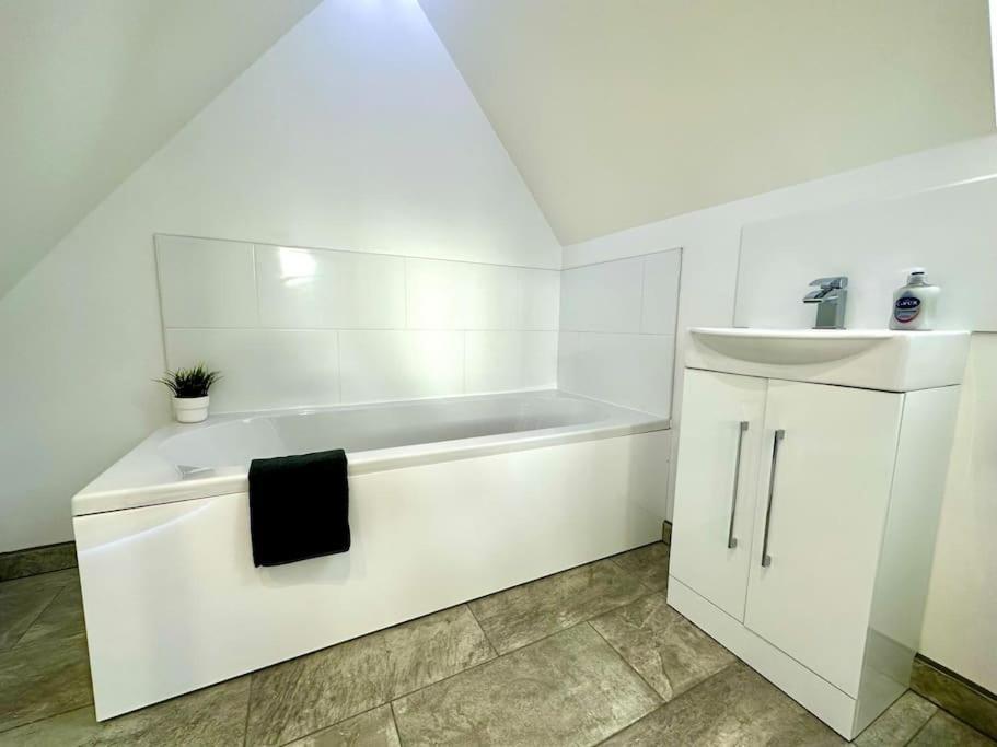 Massive New 8 Bedroom House Sleeps Up To 21 - Accepts Groups - Great Location - Free Parking - Fast Wifi - Smart Tvs - Sleeps Up To 21 People - Close To Bournemouth & Poole Town Centre & Sandbanks 외부 사진