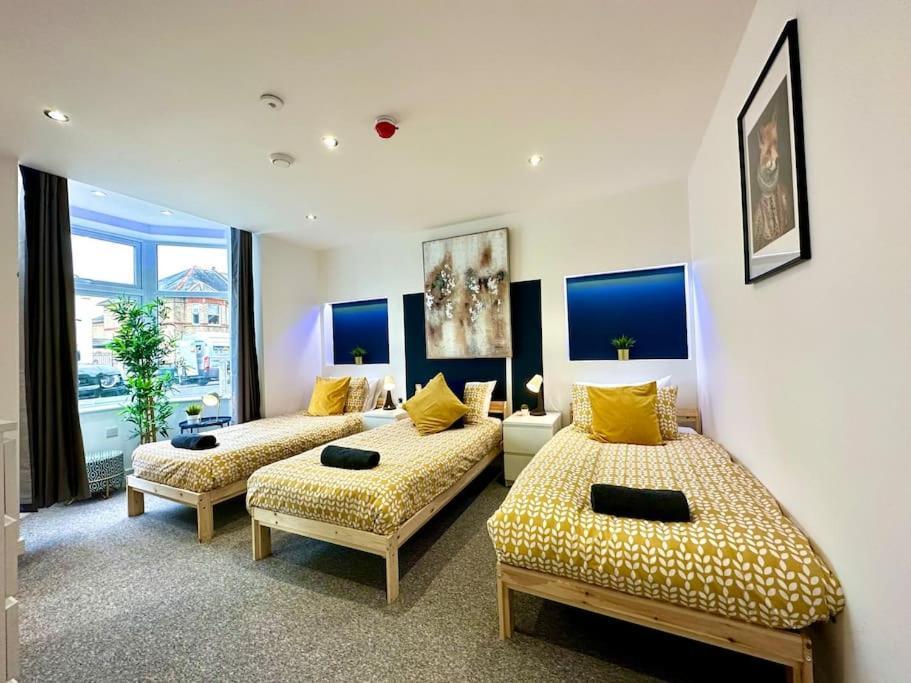 Massive New 8 Bedroom House Sleeps Up To 21 - Accepts Groups - Great Location - Free Parking - Fast Wifi - Smart Tvs - Sleeps Up To 21 People - Close To Bournemouth & Poole Town Centre & Sandbanks 외부 사진
