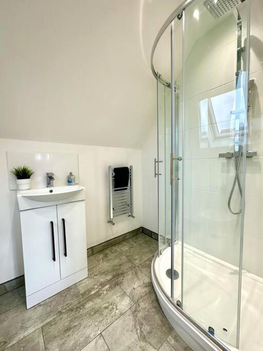 Massive New 8 Bedroom House Sleeps Up To 21 - Accepts Groups - Great Location - Free Parking - Fast Wifi - Smart Tvs - Sleeps Up To 21 People - Close To Bournemouth & Poole Town Centre & Sandbanks 외부 사진