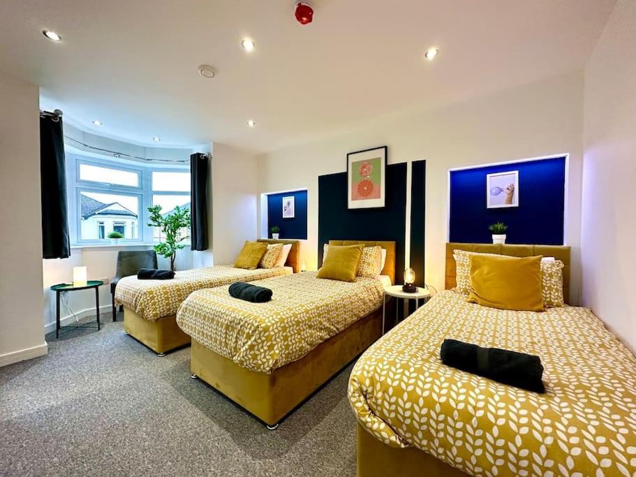 Massive New 8 Bedroom House Sleeps Up To 21 - Accepts Groups - Great Location - Free Parking - Fast Wifi - Smart Tvs - Sleeps Up To 21 People - Close To Bournemouth & Poole Town Centre & Sandbanks 외부 사진