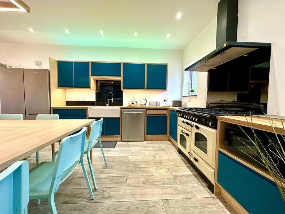 Massive New 8 Bedroom House Sleeps Up To 21 - Accepts Groups - Great Location - Free Parking - Fast Wifi - Smart Tvs - Sleeps Up To 21 People - Close To Bournemouth & Poole Town Centre & Sandbanks 외부 사진