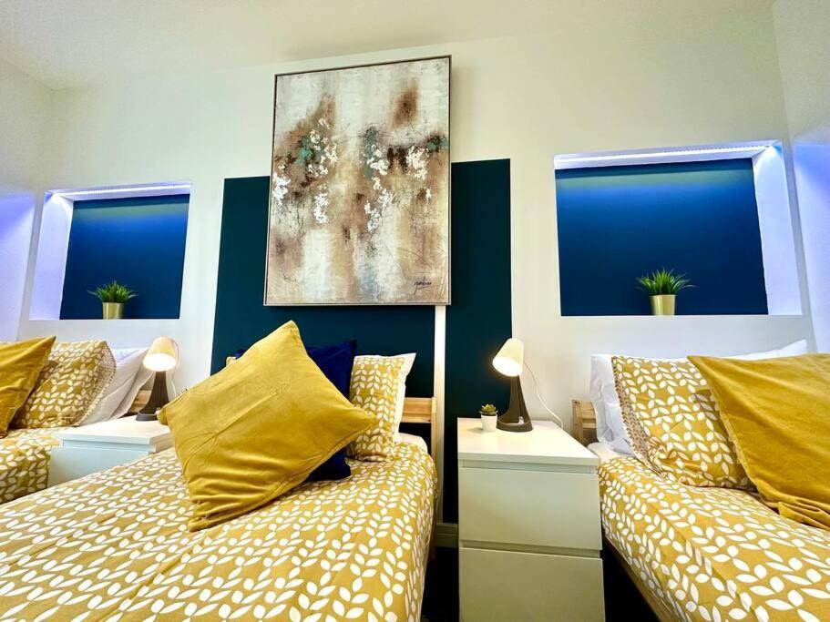 Massive New 8 Bedroom House Sleeps Up To 21 - Accepts Groups - Great Location - Free Parking - Fast Wifi - Smart Tvs - Sleeps Up To 21 People - Close To Bournemouth & Poole Town Centre & Sandbanks 외부 사진