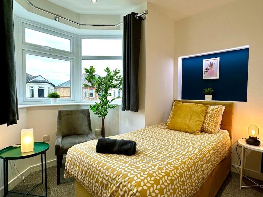 Massive New 8 Bedroom House Sleeps Up To 21 - Accepts Groups - Great Location - Free Parking - Fast Wifi - Smart Tvs - Sleeps Up To 21 People - Close To Bournemouth & Poole Town Centre & Sandbanks 외부 사진