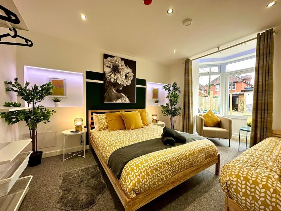 Massive New 8 Bedroom House Sleeps Up To 21 - Accepts Groups - Great Location - Free Parking - Fast Wifi - Smart Tvs - Sleeps Up To 21 People - Close To Bournemouth & Poole Town Centre & Sandbanks 외부 사진