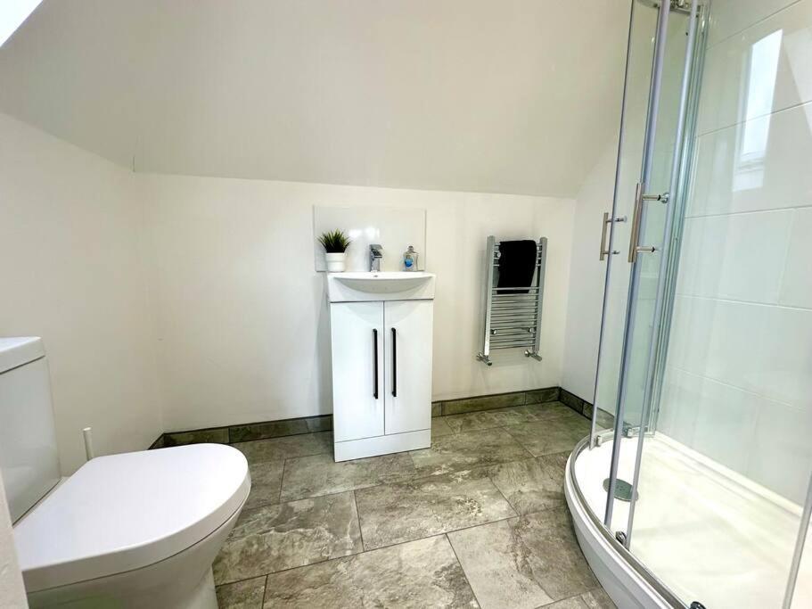 Massive New 8 Bedroom House Sleeps Up To 21 - Accepts Groups - Great Location - Free Parking - Fast Wifi - Smart Tvs - Sleeps Up To 21 People - Close To Bournemouth & Poole Town Centre & Sandbanks 외부 사진