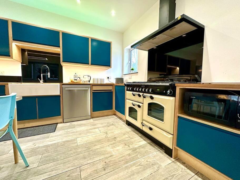 Massive New 8 Bedroom House Sleeps Up To 21 - Accepts Groups - Great Location - Free Parking - Fast Wifi - Smart Tvs - Sleeps Up To 21 People - Close To Bournemouth & Poole Town Centre & Sandbanks 외부 사진