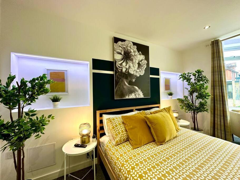 Massive New 8 Bedroom House Sleeps Up To 21 - Accepts Groups - Great Location - Free Parking - Fast Wifi - Smart Tvs - Sleeps Up To 21 People - Close To Bournemouth & Poole Town Centre & Sandbanks 외부 사진