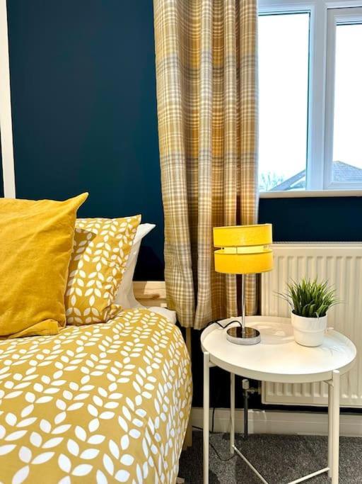 Massive New 8 Bedroom House Sleeps Up To 21 - Accepts Groups - Great Location - Free Parking - Fast Wifi - Smart Tvs - Sleeps Up To 21 People - Close To Bournemouth & Poole Town Centre & Sandbanks 외부 사진