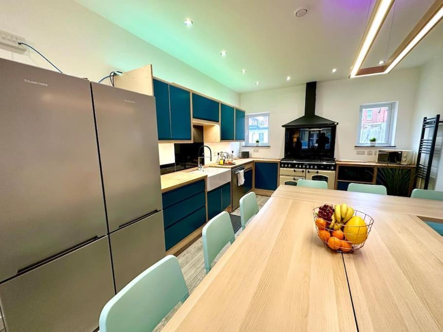 Massive New 8 Bedroom House Sleeps Up To 21 - Accepts Groups - Great Location - Free Parking - Fast Wifi - Smart Tvs - Sleeps Up To 21 People - Close To Bournemouth & Poole Town Centre & Sandbanks 외부 사진