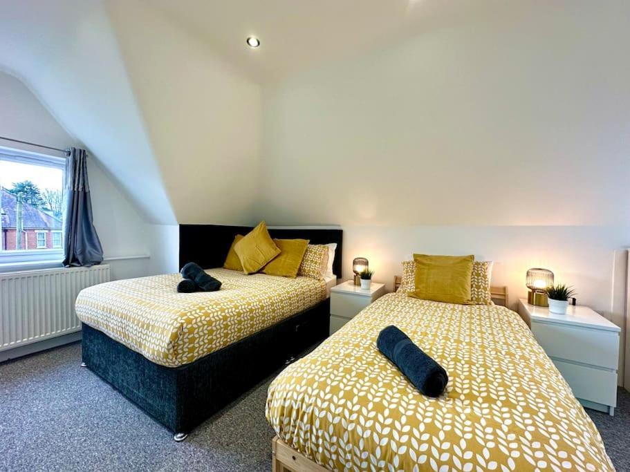 Massive New 8 Bedroom House Sleeps Up To 21 - Accepts Groups - Great Location - Free Parking - Fast Wifi - Smart Tvs - Sleeps Up To 21 People - Close To Bournemouth & Poole Town Centre & Sandbanks 외부 사진