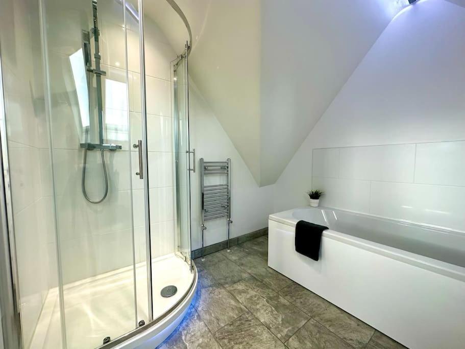 Massive New 8 Bedroom House Sleeps Up To 21 - Accepts Groups - Great Location - Free Parking - Fast Wifi - Smart Tvs - Sleeps Up To 21 People - Close To Bournemouth & Poole Town Centre & Sandbanks 외부 사진