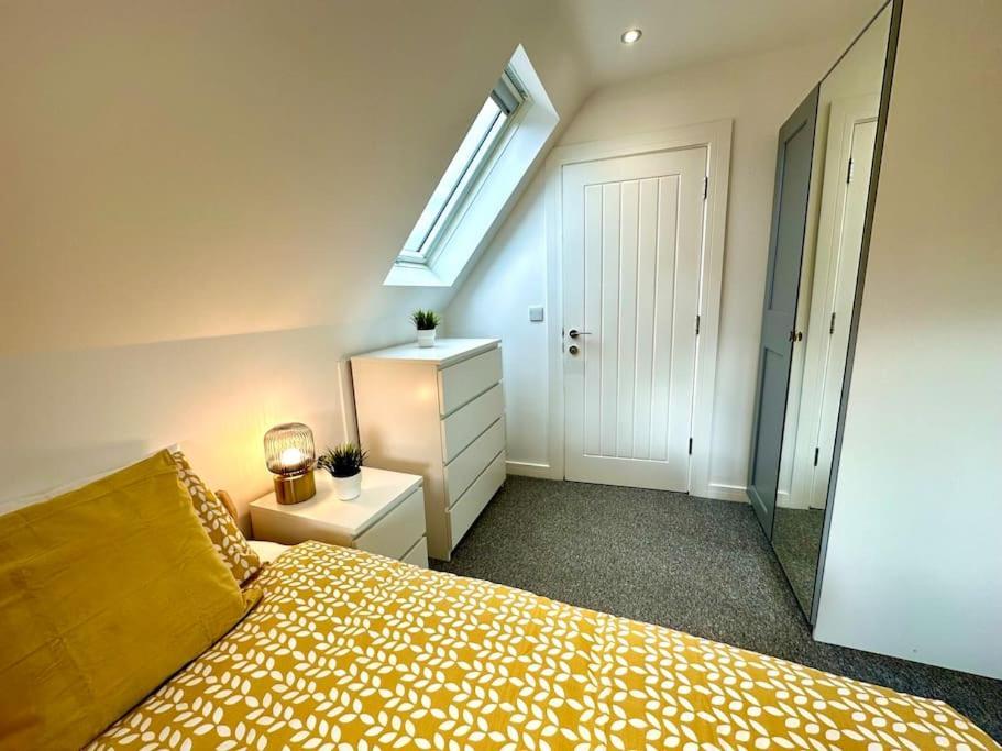 Massive New 8 Bedroom House Sleeps Up To 21 - Accepts Groups - Great Location - Free Parking - Fast Wifi - Smart Tvs - Sleeps Up To 21 People - Close To Bournemouth & Poole Town Centre & Sandbanks 외부 사진