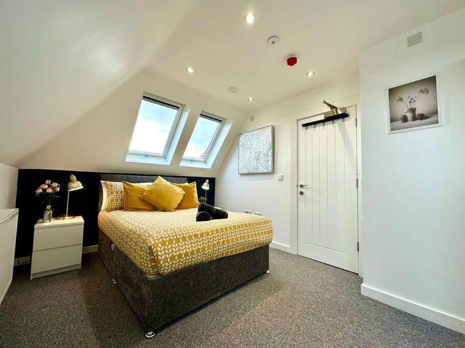 Massive New 8 Bedroom House Sleeps Up To 21 - Accepts Groups - Great Location - Free Parking - Fast Wifi - Smart Tvs - Sleeps Up To 21 People - Close To Bournemouth & Poole Town Centre & Sandbanks 외부 사진