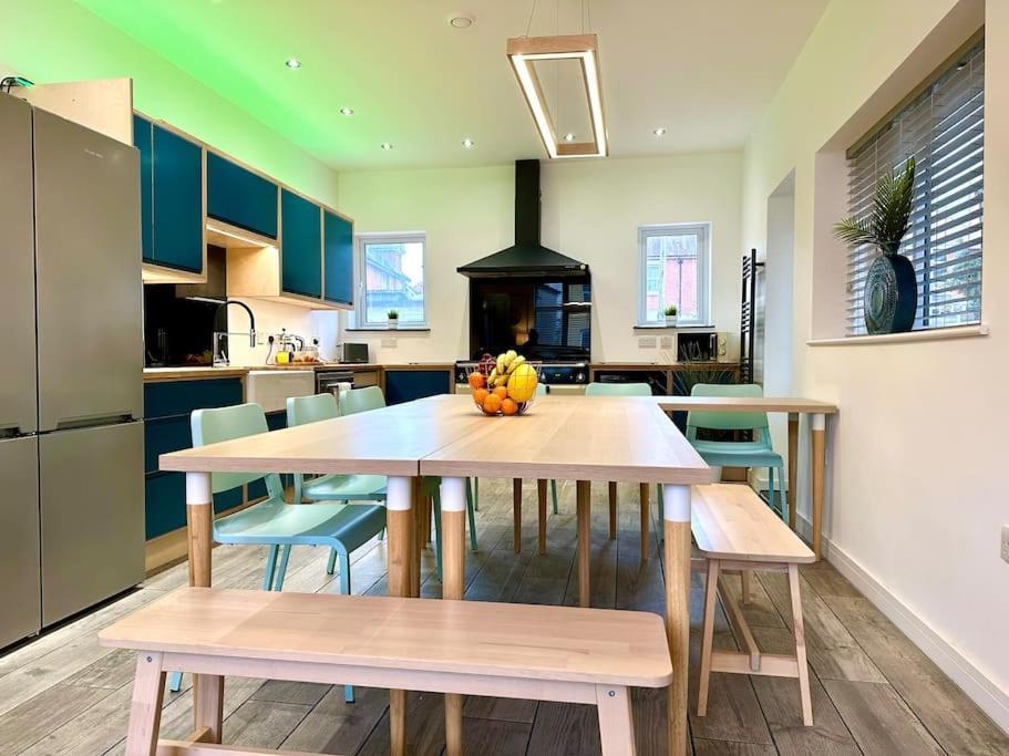 Massive New 8 Bedroom House Sleeps Up To 21 - Accepts Groups - Great Location - Free Parking - Fast Wifi - Smart Tvs - Sleeps Up To 21 People - Close To Bournemouth & Poole Town Centre & Sandbanks 외부 사진