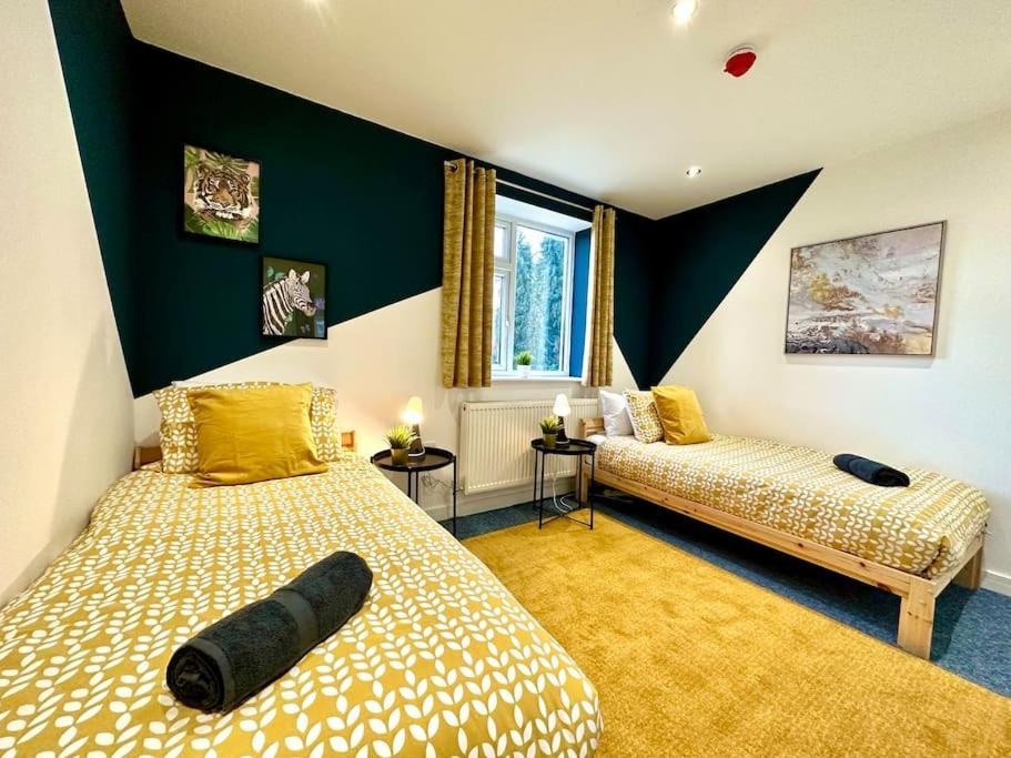 Massive New 8 Bedroom House Sleeps Up To 21 - Accepts Groups - Great Location - Free Parking - Fast Wifi - Smart Tvs - Sleeps Up To 21 People - Close To Bournemouth & Poole Town Centre & Sandbanks 외부 사진