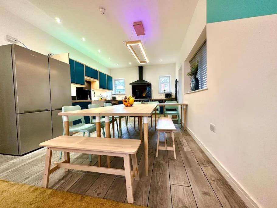 Massive New 8 Bedroom House Sleeps Up To 21 - Accepts Groups - Great Location - Free Parking - Fast Wifi - Smart Tvs - Sleeps Up To 21 People - Close To Bournemouth & Poole Town Centre & Sandbanks 외부 사진