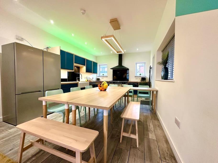 Massive New 8 Bedroom House Sleeps Up To 21 - Accepts Groups - Great Location - Free Parking - Fast Wifi - Smart Tvs - Sleeps Up To 21 People - Close To Bournemouth & Poole Town Centre & Sandbanks 외부 사진