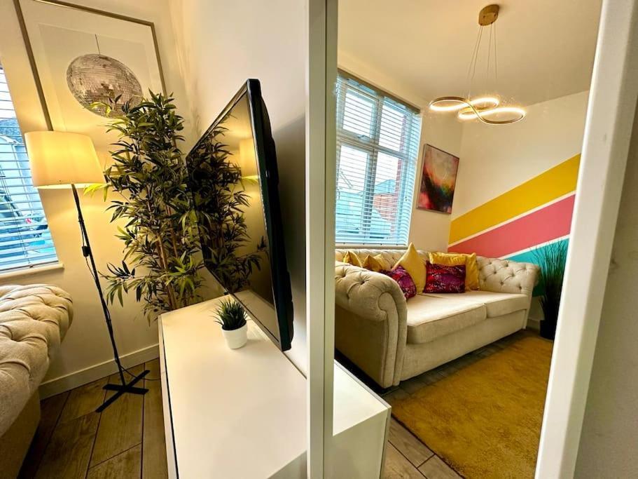 Massive New 8 Bedroom House Sleeps Up To 21 - Accepts Groups - Great Location - Free Parking - Fast Wifi - Smart Tvs - Sleeps Up To 21 People - Close To Bournemouth & Poole Town Centre & Sandbanks 외부 사진