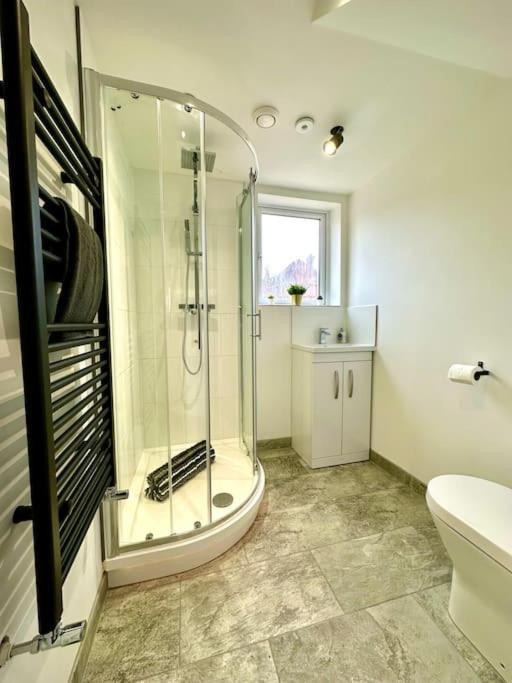 Massive New 8 Bedroom House Sleeps Up To 21 - Accepts Groups - Great Location - Free Parking - Fast Wifi - Smart Tvs - Sleeps Up To 21 People - Close To Bournemouth & Poole Town Centre & Sandbanks 외부 사진