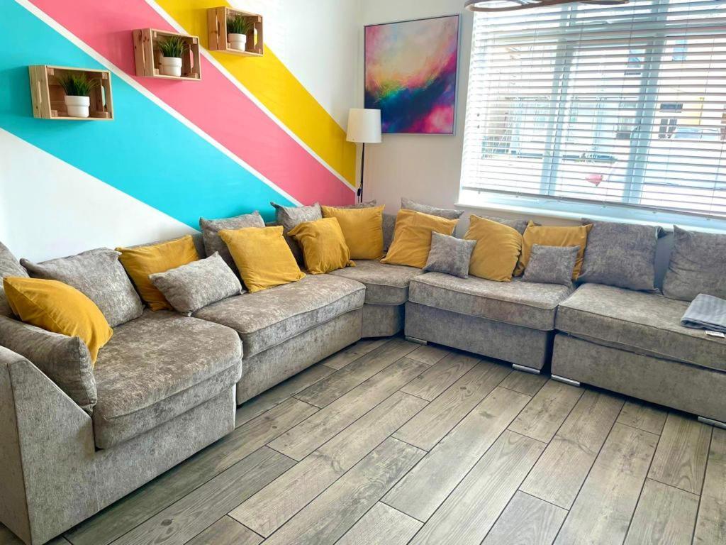 Massive New 8 Bedroom House Sleeps Up To 21 - Accepts Groups - Great Location - Free Parking - Fast Wifi - Smart Tvs - Sleeps Up To 21 People - Close To Bournemouth & Poole Town Centre & Sandbanks 외부 사진