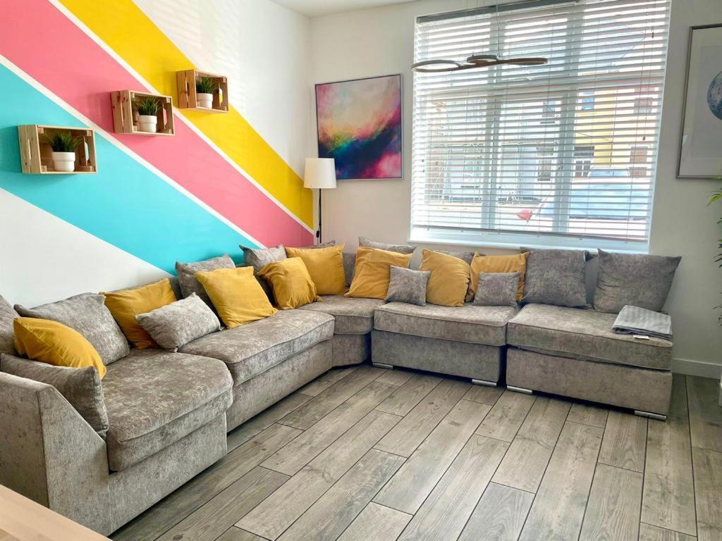 Massive New 8 Bedroom House Sleeps Up To 21 - Accepts Groups - Great Location - Free Parking - Fast Wifi - Smart Tvs - Sleeps Up To 21 People - Close To Bournemouth & Poole Town Centre & Sandbanks 외부 사진